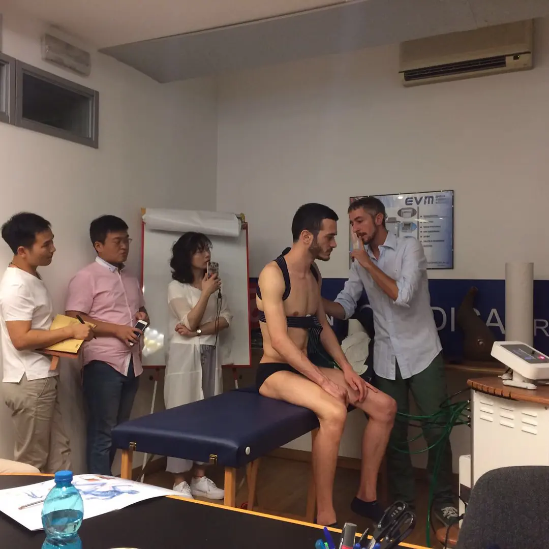 Andrea Reggiani durante una dimostrazione clinica rivolta a professionisti cinesi