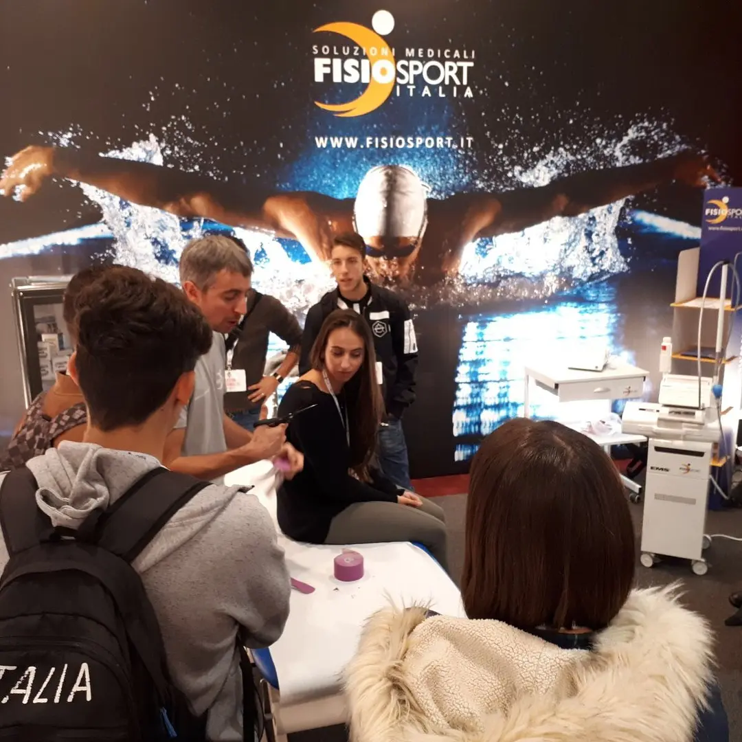 Andrea Reggiani durante una spiegazione allo stand Fisiosport al Fisio Forum