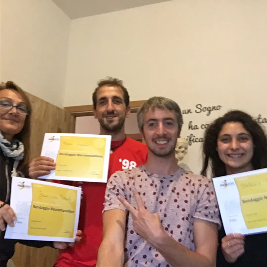 Andrea Reggiani con i partecipanti al termine del corso di taping kinesiologico