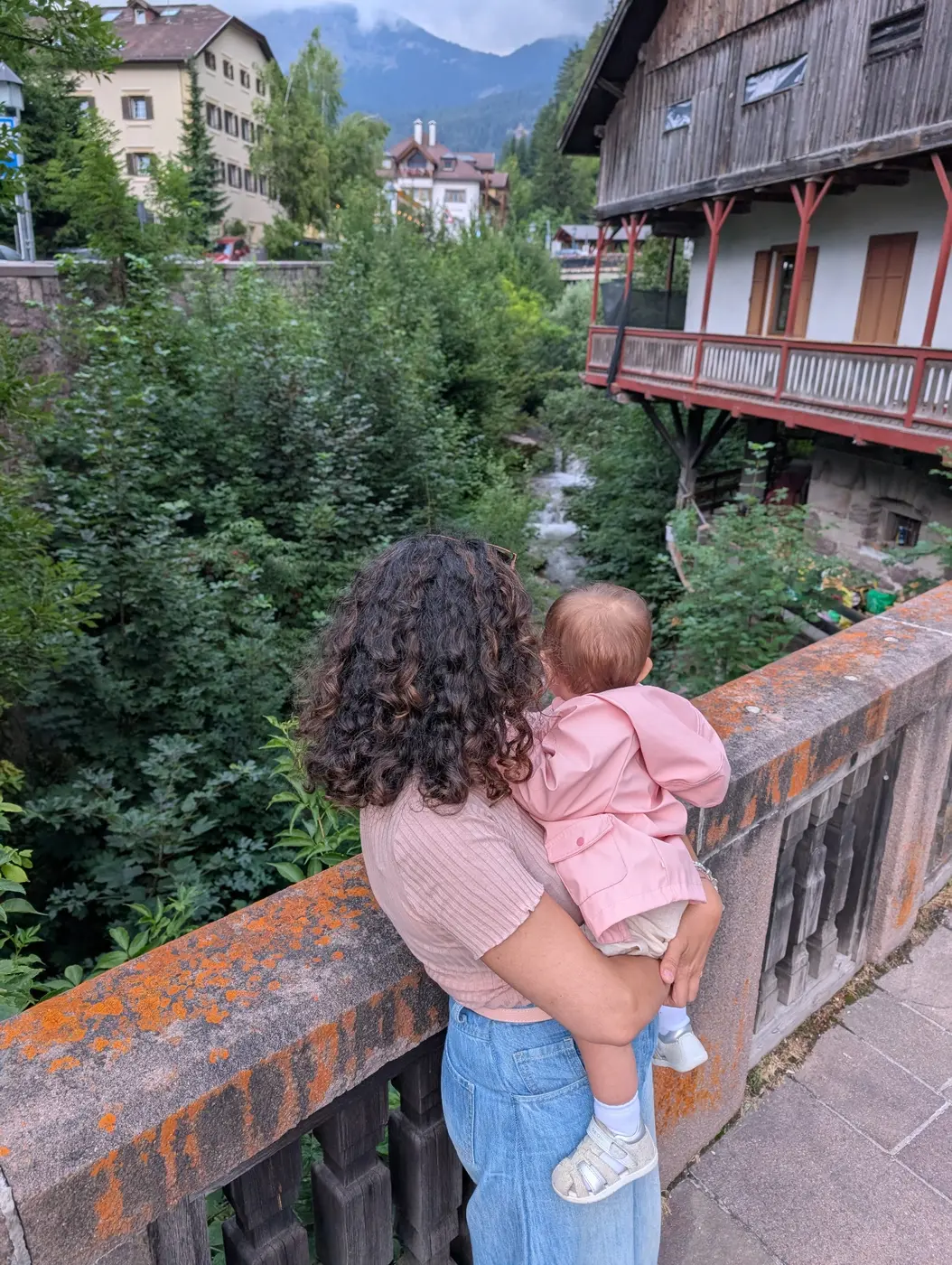 La moglie e la figlia di Andrea Reggiani osservano insieme il paesaggio