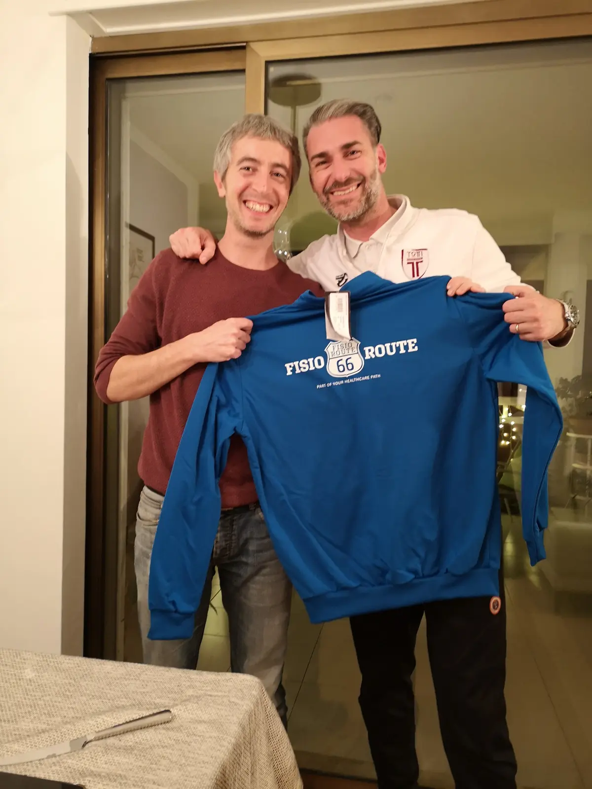 Dario Calcagni consegna ad Andrea Reggiani la felpa FisioRoute66