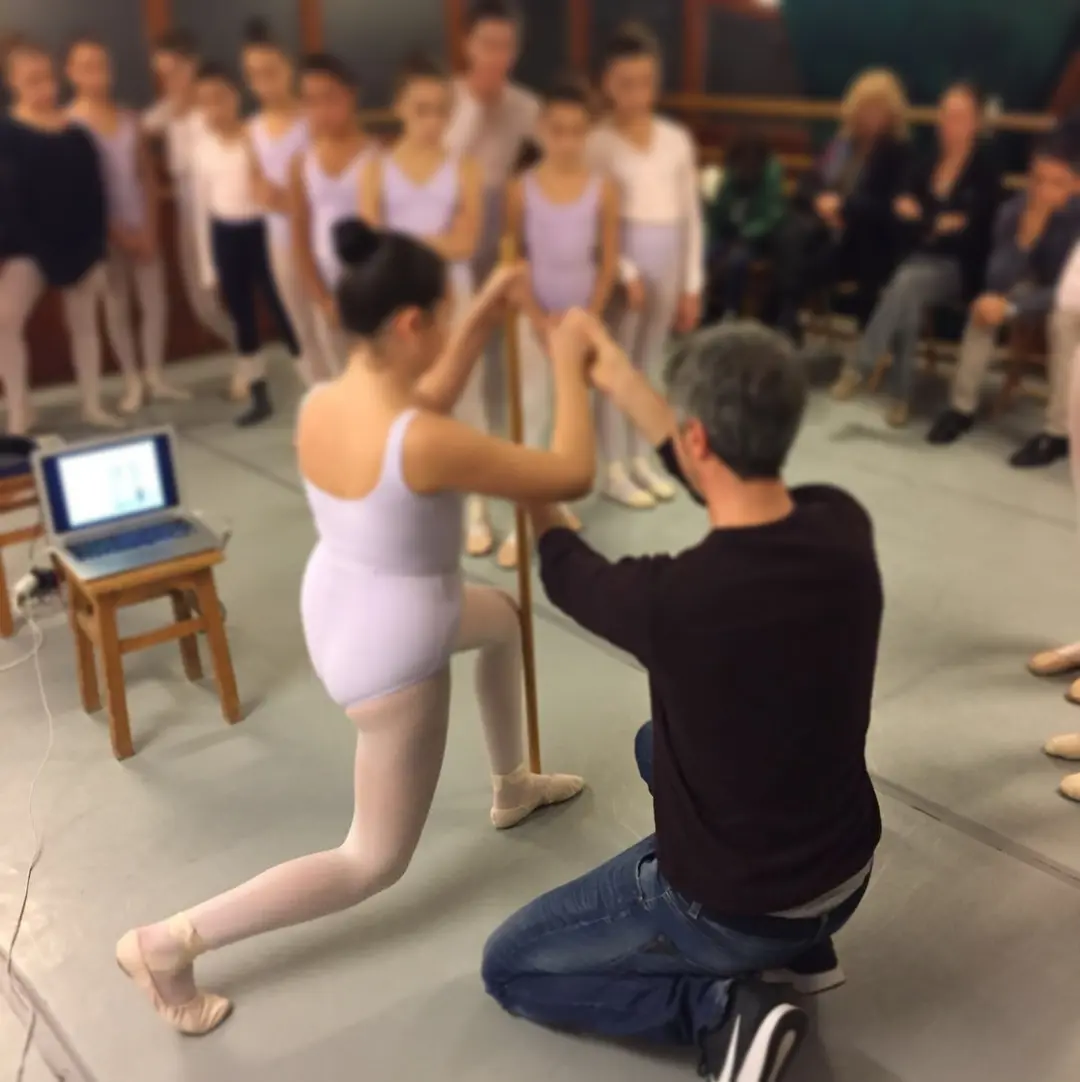 Andrea Reggiani durante una dimostrazione pratica in una scuola di danza