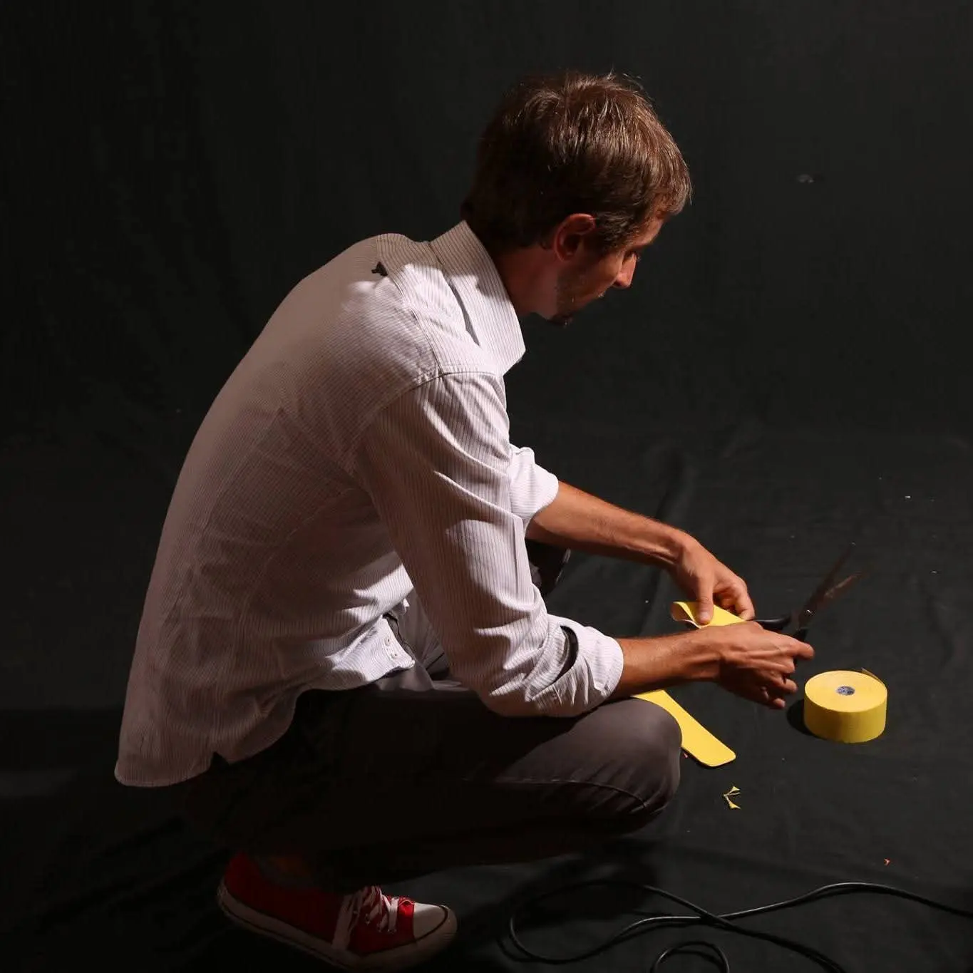 Andrea Reggiani prepara il kinesio taping durante un progetto dedicato al movimento