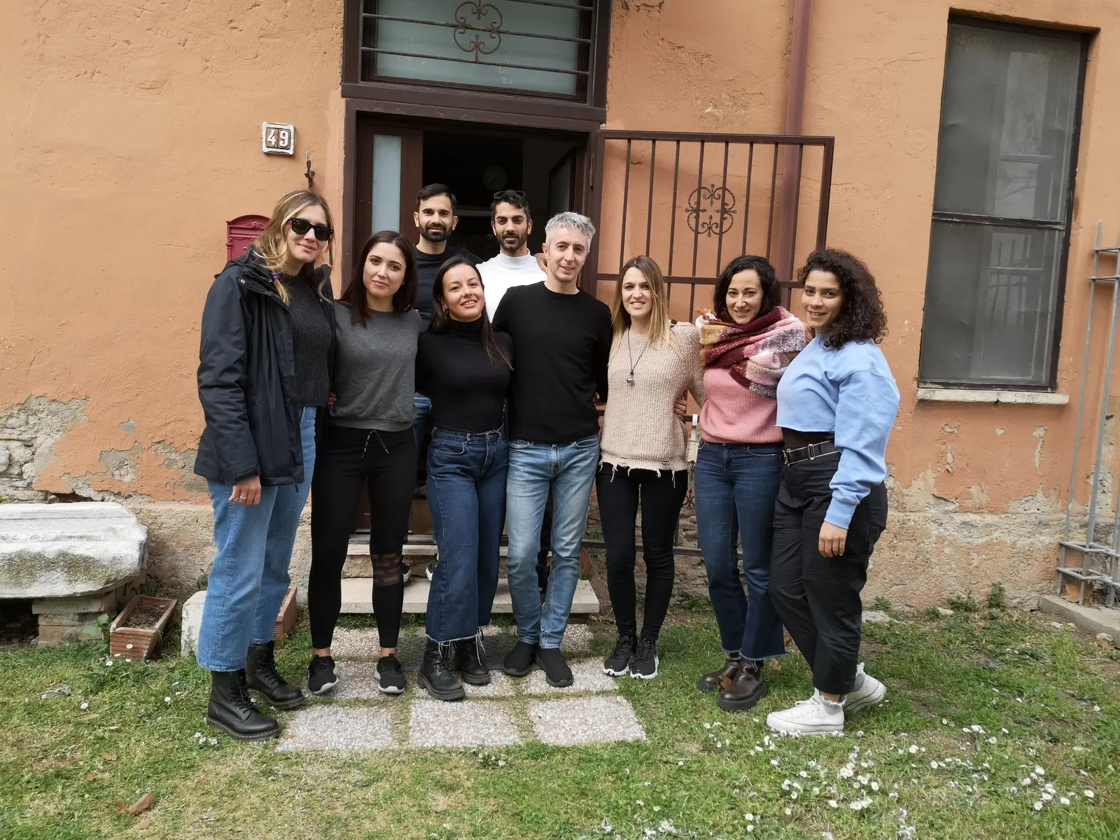 Il gruppo di Osteopatia Sociale fuori dalla sede
