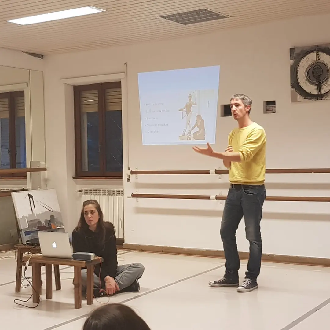 Andrea Reggiani durante un incontro formativo in una scuola di danza