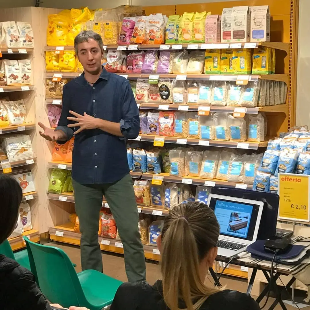 Andrea Reggiani durante un aperitivo educativo da NaturaSì