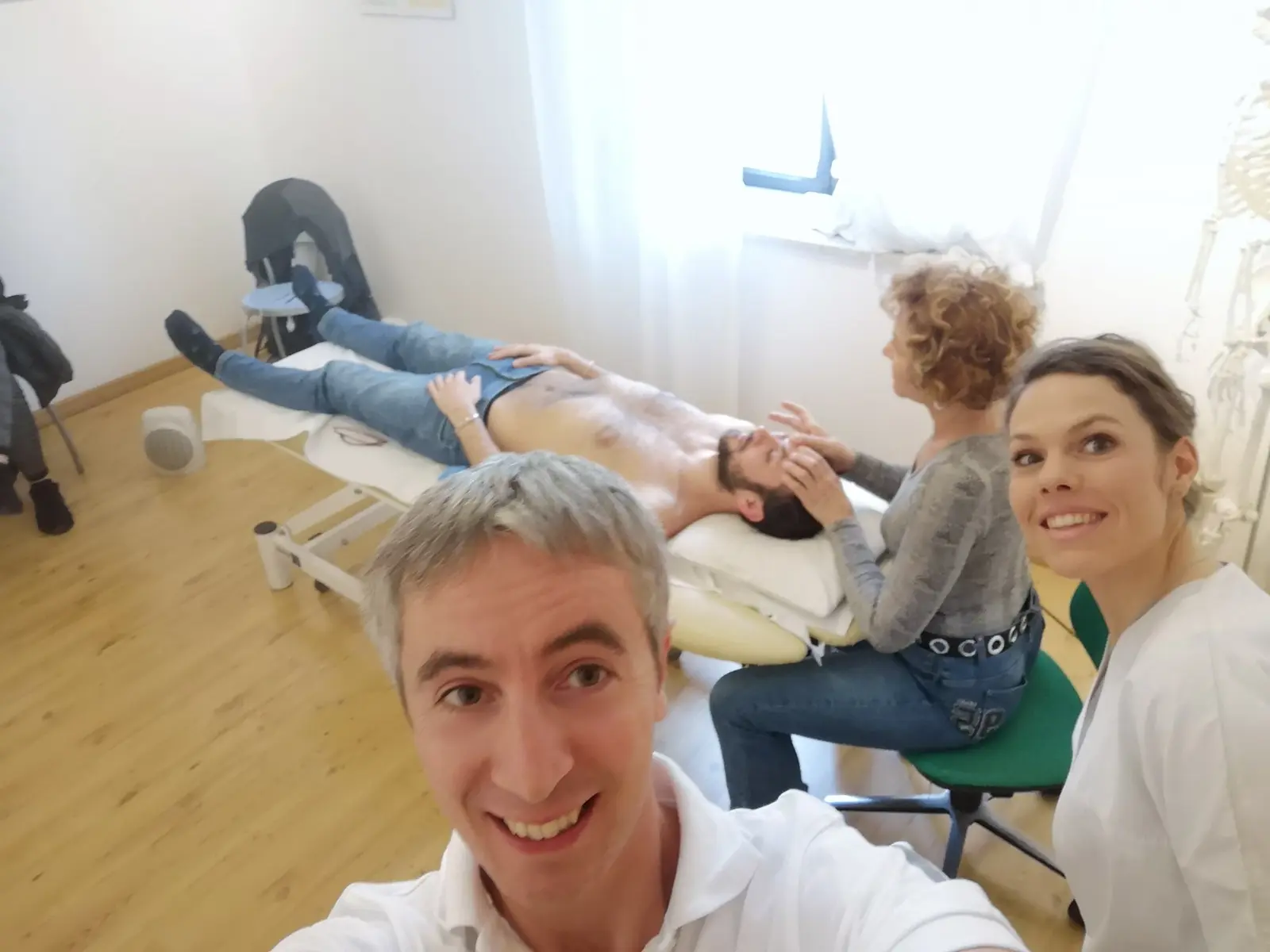 Andrea Reggiani con i colleghi durante un tirocinio clinico interno
